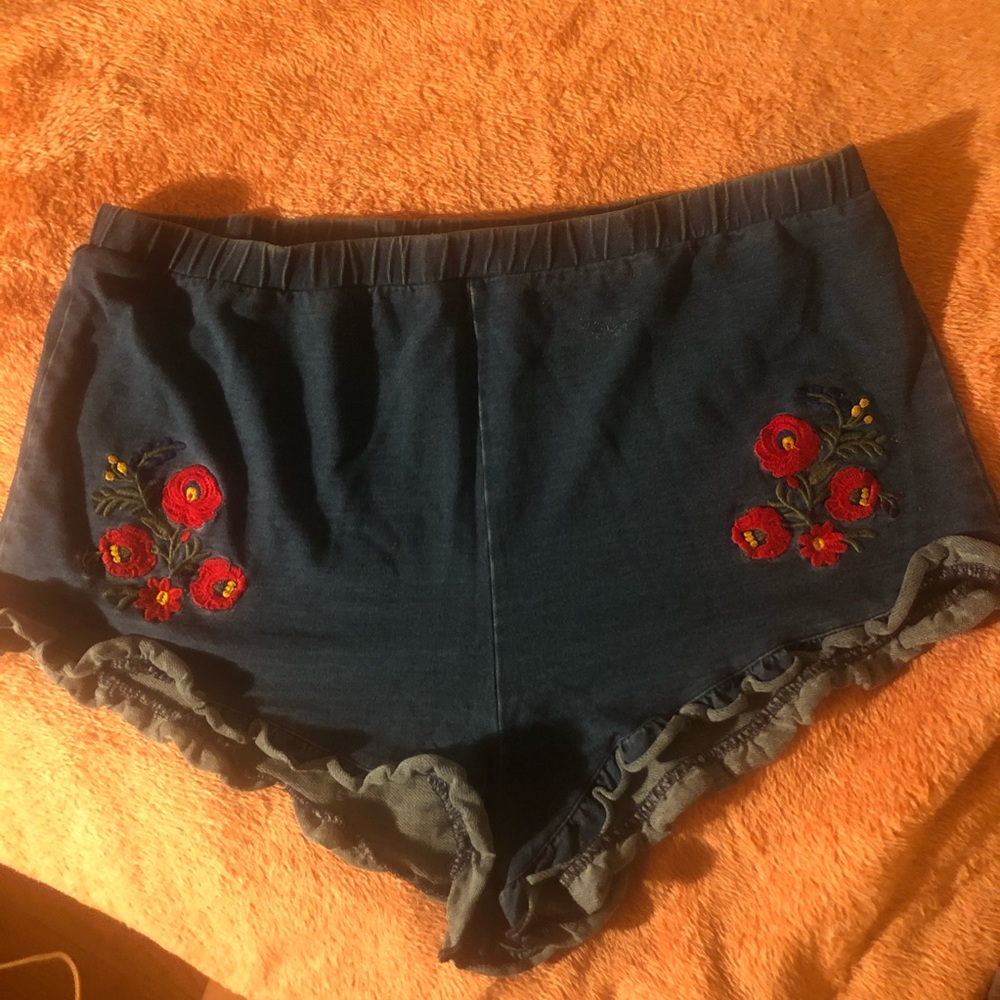 5/25 🩳 🌺Blue shorts w red flower